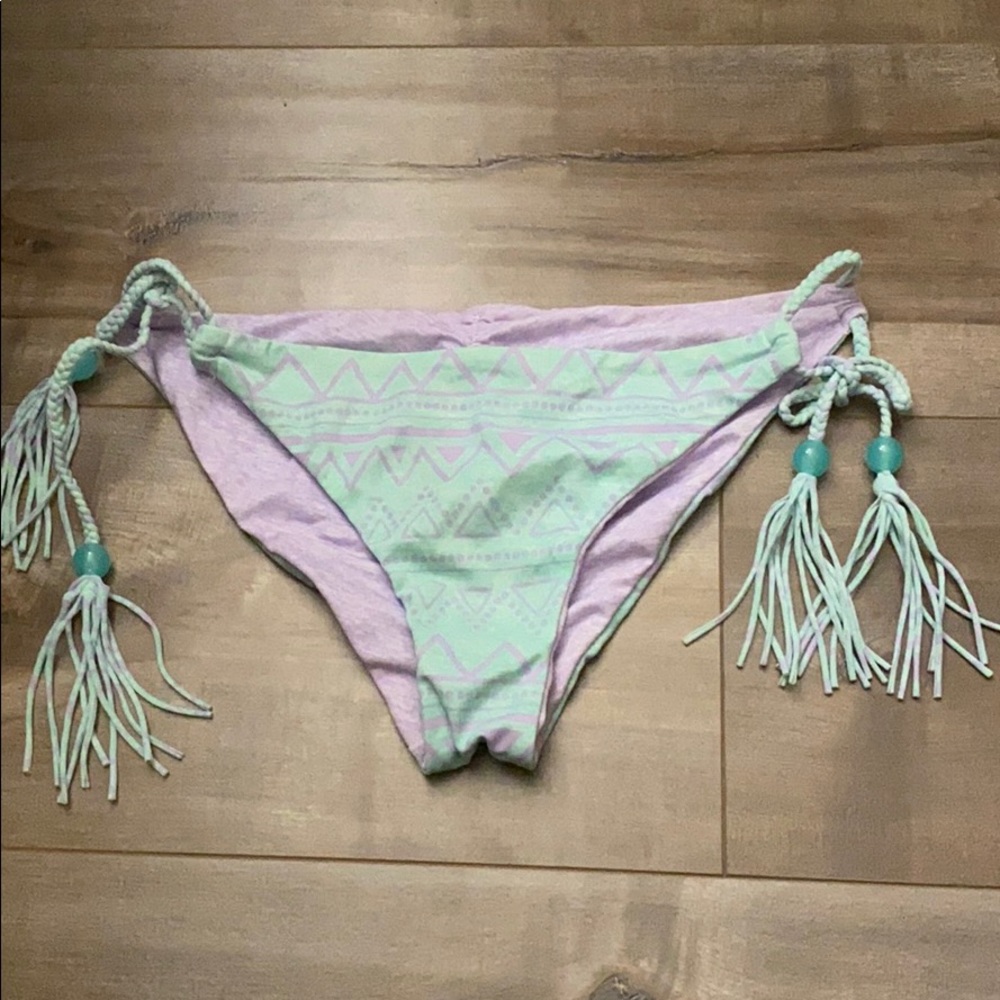 VICTORIA’S SECRET: Reversible Swimsuit Bottoms